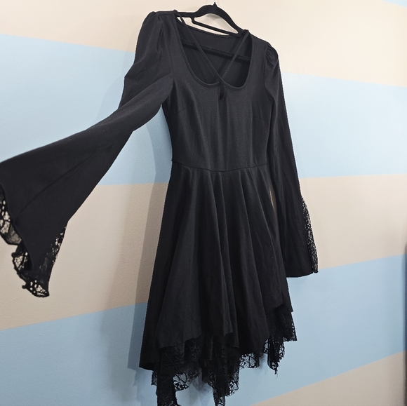 Punk Rave Black U Neckline Flared Sleeve Cuffs With Paneled Lace Trim - Picture 4 of 9